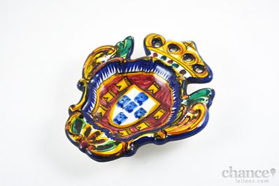 Bras&atilde;o Real Portugu&ecirc;s em Cer&acirc;mica pintada possivelmente de Alcoba&ccedil;a. N&atilde;o marcado. Ligeiros 