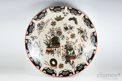 Grande Prato decorativo em Porcelana Oriental com decora&ccedil;&atilde;o em tons de vermelho, preto e 