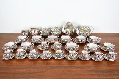Servi&ccedil;o de Ch&aacute; e Caf&eacute; em Porcelana Oriental com decora&ccedil;&atilde;o policromada ao estilo "Mandarim". 