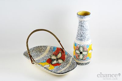 Jarra e Cesta vintage em Cer&acirc;mica Alem&atilde; com esmaltes florais policromados. Cesta com asa em 