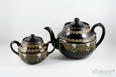 Chaleira e A&ccedil;ucareiro do in&iacute;cio do s&eacute;c. XX em Faian&ccedil;a Inglesa com decora&ccedil;&atilde;o floral e geom&eacute;trica 