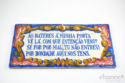 Par de Azulejos antigos pintados &agrave; m&atilde;o em policromia e com dito popular. Sinais de uso. Dim. 