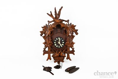 Rel&oacute;gio de Cuco "Floresta Negra" de fabrico Alem&atilde;o em madeira com decora&ccedil;&atilde;o vegetalista e de 