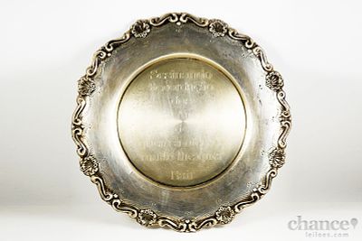 Grande Salva em Prata Portuguesa, contraste &Aacute;guia com toque 835. Com dedicat&oacute;ria. Peso de 349 