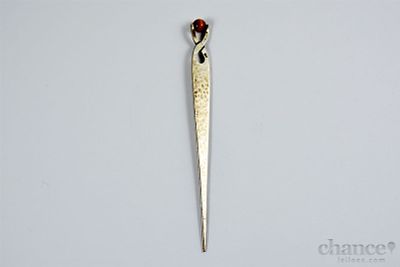 Alfinete/Gancho em Prata Portuguesa martelada, contraste &Aacute;guia com toque 833 e peso de 9,8gr. 