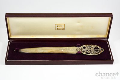 Abre Cartas em Prata Portuguesa com decora&ccedil;&atilde;o relevada e vazada. Contraste &Aacute;guia com toque 833. 