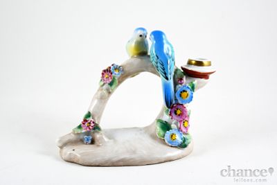 Casti&ccedil;al "Casal de Aves em ramagem" em Porcelana de Aveiro com decora&ccedil;&atilde;o relevada e 