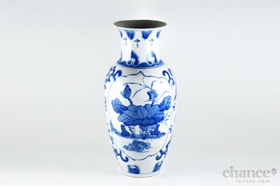 Jarra em Porcelana Oriental decorada em tons de azul. N&atilde;o marcada. Alt. 30cm