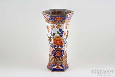 Jarra sextavada em Porcelana Chinesa com esmaltes policromados "Imari". Marcada. Sinais de 