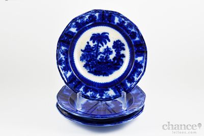 Tr&ecirc;s Pratos do s&eacute;c. XIX em Porcelana Inglesa com decora&ccedil;&atilde;o "Rio" em tons de azul. Marcados 