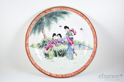 Prato decorativo em Porcelana Oriental pintado &agrave; m&atilde;o com Damas no exterior. Sinais de uso. 