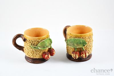 Par de Canecas decorativas antigas em Faian&ccedil;a das Caldas da Ra&iacute;nha com decora&ccedil;&atilde;o areada e 