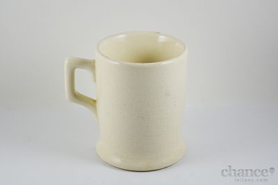Caneca de "tasco" em Faian&ccedil;a monocrom&aacute;tica. Sinais de uso e craquele. Marcada Lufapo. Alt. 10cm