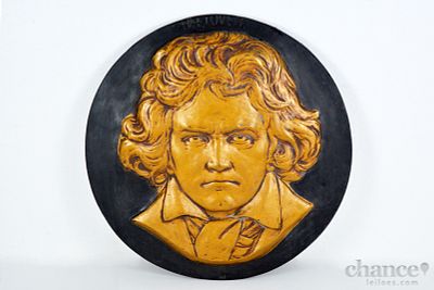 Placa redonda de parede de grande dimens&atilde;o em Gesso patinado com relevo de "Beetoven". Sinais 