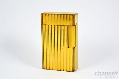 Isqueiro S.T. Dupont plaqueado a Ouro, fabrico Franc&ecirc;s do s&eacute;c. XX de formato rectangular. 