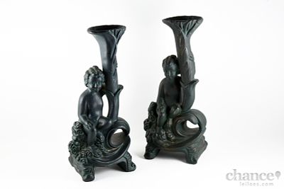 Par de Casti&ccedil;ais em Cer&acirc;mica "Menino com flores e cornuc&oacute;pia" com decora&ccedil;&atilde;o a verde. Alt. 27cm