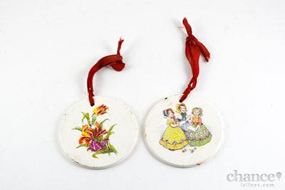 Duas Placas redondas antigas "Majolica" com diferentes decora&ccedil;&otilde;es policromadas. Com fita para 