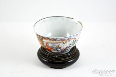 Tacinha do s&eacute;c. XIX em Porcelana da China ricamente decorada com Figuras, Flores, Paisagens. 