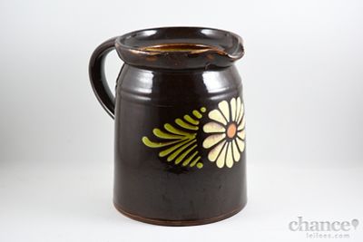 Jarro antigo em Cer&acirc;mica vidrada com decora&ccedil;&atilde;o de Margarida policromada sob fundo caastanho. 