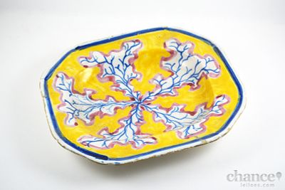 Travessa oitavada do s&eacute;c. XIX/XX em Faian&ccedil;a com decora&ccedil;&atilde;o a azul, amarelo e vinoso. &Iacute;nfimos 