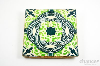 Azulejo antigo em tons de verde. Dim. 14*14cm