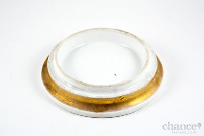 Base para imagem em Porcelana de provavel fabrico da Vista Alegre com rebordo dourado. N&atilde;o 
