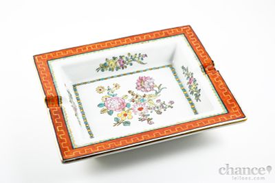 Cinzeiro em Cer&acirc;mica com decora&ccedil;&atilde;o floral ao estilo da Companhia das &Iacute;ndias em policromia. N&atilde;o 