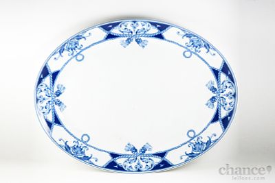 Grande Travessa em Porcelana da Vista Alegre, motivo "Villa" em tons de azul. Marcada. Dim. 