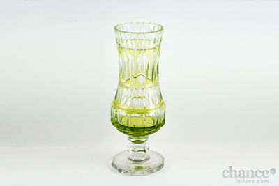 Jarra de p&eacute; alto em Cristal transparente e verde. Sinais de uso e esbei&ccedil;adelas no bordo. Alt. 31cm