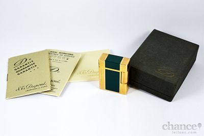 Isqueiro S.T. Rupont Paris Laque de Chine plaqueado a Ouro. Com caixa e documentos e em bom 