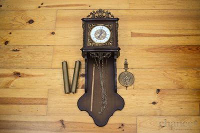 Rel&oacute;gio de parede antigo movimento mec&acirc;nico, dois pesos. Mostrador com nuemra&ccedil;&atilde;o romana, caixa 