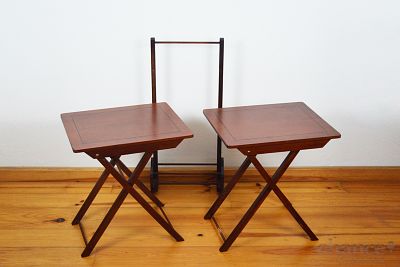 Par de Mesinhas em Mogno ao estilo Ingl&ecirc;s. Retr&aacute;cteis, com o respectivo suporte. Uma das mesas 