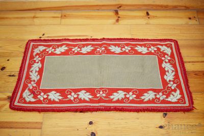 Tapete de Arraiolos pequeno com decora&ccedil;&atilde;o vegetalita gem&eacute;trica em tons de tijolo e beje. Dim. 