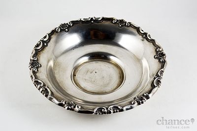 Ta&ccedil;a/Centro em Prata Portuguesa, contraste &Aacute;guia com toque 833 e peso de 147,4gr. Di&acirc;m. 20cm