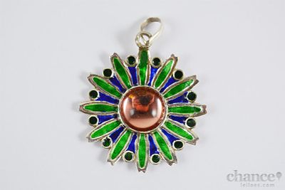 Pendente Flor com esmaltes azuis e verdes em Prata Portuguesa, contraste &Aacute;guia com toque 833. 