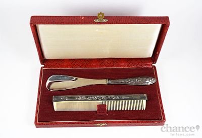 Cal&ccedil;adeira e Pente com cabos em Prata Portuguesa, com diferentes decora&ccedil;&otilde;es. Contraste &Aacute;guia 