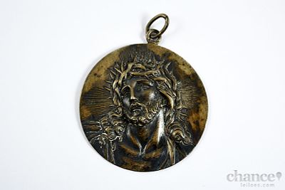 Pendente Lit&uacute;rgico redondo com imagem de Cristo em relevo, e inscri&ccedil;&atilde;o no verso. Prata 