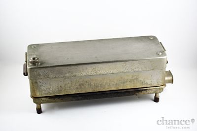 Esterelizador M&eacute;dico el&eacute;ctrico Guerin em Metal preteado, dat&aacute;vel da primeira metade do s&eacute;c. XX. 