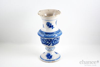 Jarra do s&eacute;c. XIX em Faian&ccedil;a Portuguesa co decora&ccedil;&atilde;o floral em tons de azul. Alt. 16cm