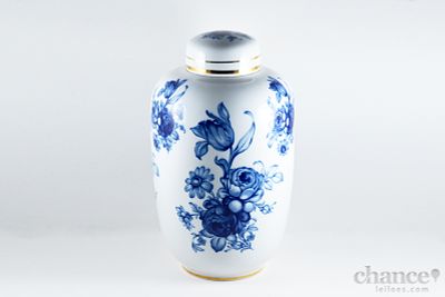 Grande Pote em Porcelana com decora&ccedil;&atilde;o floral em tons de azul e filetes dourados. Marcado. Alt. 30cm