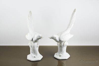 Dois P&aacute;ssaros em Porcelana Biscuit da Vista Alegre. Sinais de uso, um com colagens numa asa e 