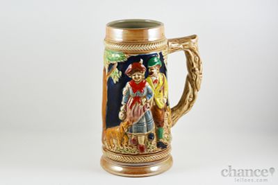 Caneca de Cerveja Alem&atilde; com tradicional decora&ccedil;&atilde;o relevada e policromada. Cabelo, n&atilde;o marcada. 