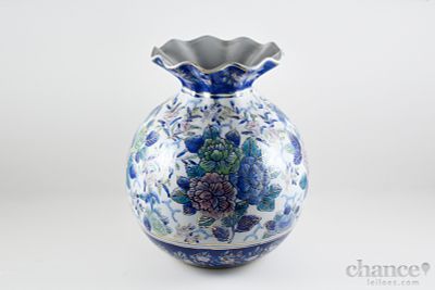 Jarra bojuda de bordo recortado em Cer&acirc;mica Oriental com decora&ccedil;&atilde;o floral policromada e 