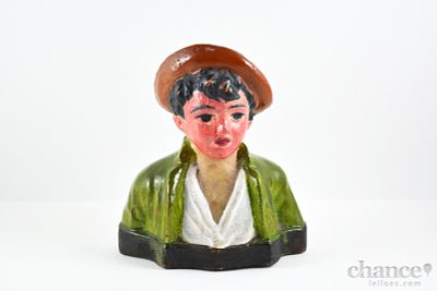 Menino com Chap&eacute;u - Escultura em Terracota pintada. Alt. 14cm