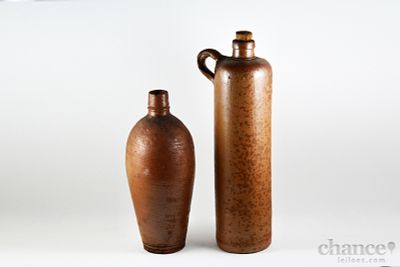 Duas Garrafas antigas ao estilo r&uacute;stico em gr&ecirc;s. Uma com &iacute;nfimo toque. Alt. 23,5 e 30cm