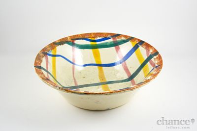 Ta&ccedil;a do in&iacute;cio do s&eacute;c. XX em Faian&ccedil;a Portuguesa decorada em policromia. N&atilde;o marcada. Di&acirc;m. 22cm