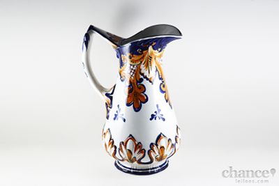 Jarro / Gomil em Faian&ccedil;a de Alcoba&ccedil;a pintado &agrave; m&atilde;o com pormenores em relevo. Esbei&ccedil;adelas. 