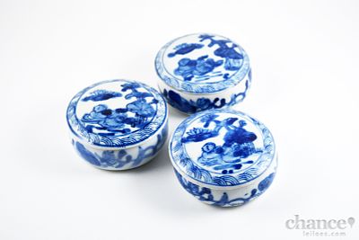 Trio de Caixas redondas em Cer&acirc;mica Oriental com decora&ccedil;&atilde;o em tons de azul. N&atilde;o marcadas. Uma 
