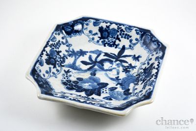 Covilhete recortado em Cer&acirc;mica Oriental com decora&ccedil;&atilde;o em tons de azul sob fundo craquelado. 