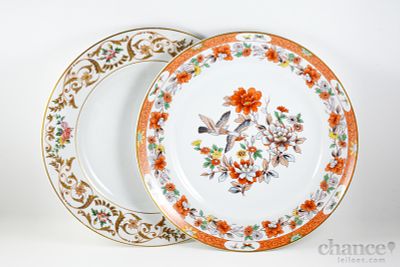 Dois Pratos decorativos em Porcelana da Vista Alegre, um com motivo "Magnolia" e outro com 